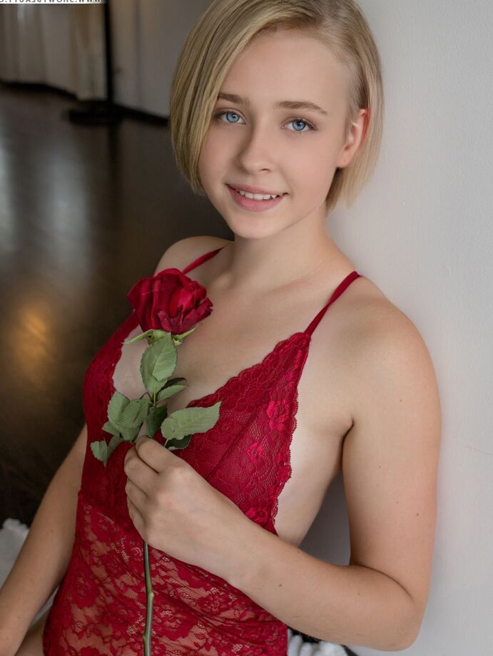 20P La douce jeune blonde Kamilla enlève sa lingerie rouge pour se mettre nue
