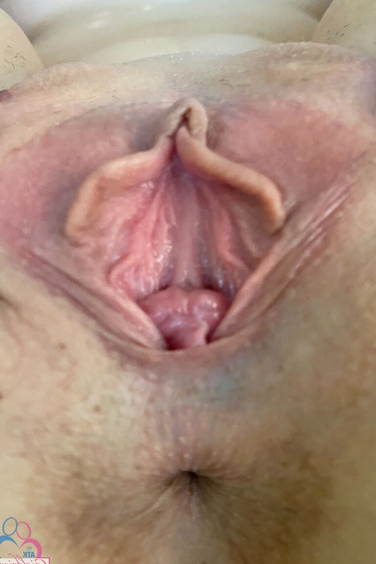 21P Paris White, petite amie coquine, montre sa chatte humide et son cul rond en solo