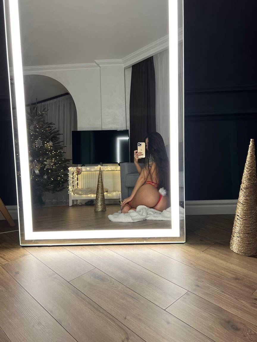 16P A gostosa asiática Mila Pan exibe seus seios firmes e grande saque em fotos sensuais