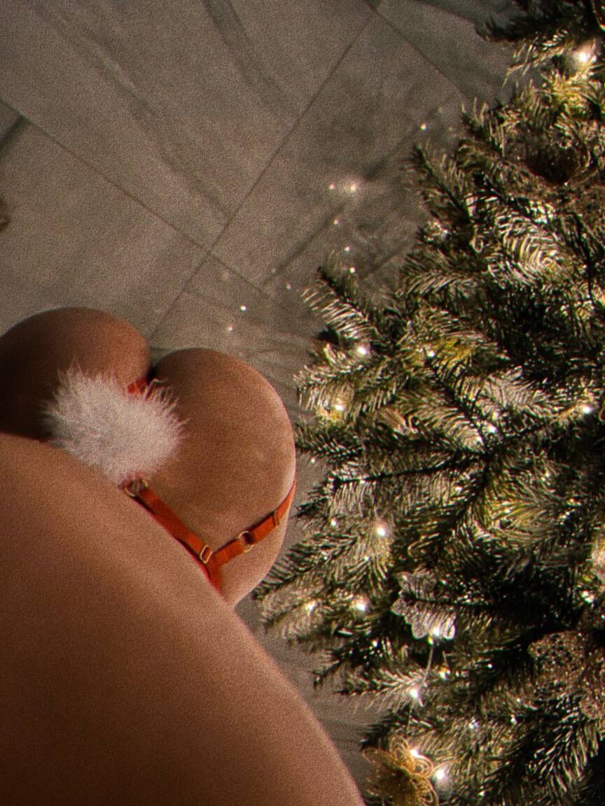 16P A gostosa asiática Mila Pan exibe seus seios firmes e grande saque em fotos sensuais