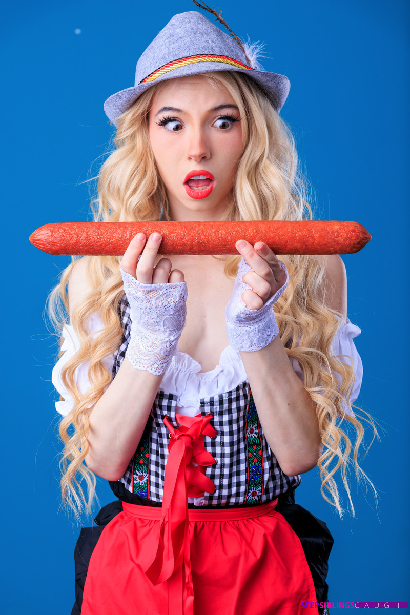 16P La joven de cabello rubio largo y ondulado Kenzie Reeves tiene sexo con un sombrero original