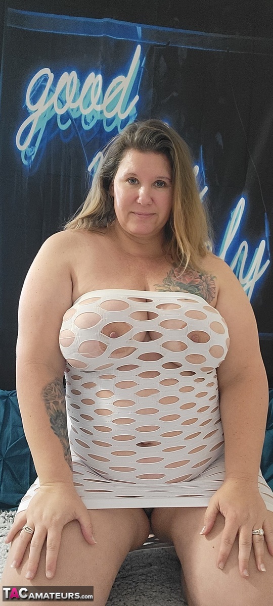16P La grosse amatrice aux gros seins Kris Ann écarte sa chatte naturelle pendant une action en solo
