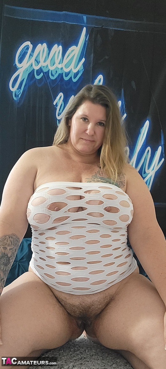 16P La grosse amatrice aux gros seins Kris Ann écarte sa chatte naturelle pendant une action en solo
