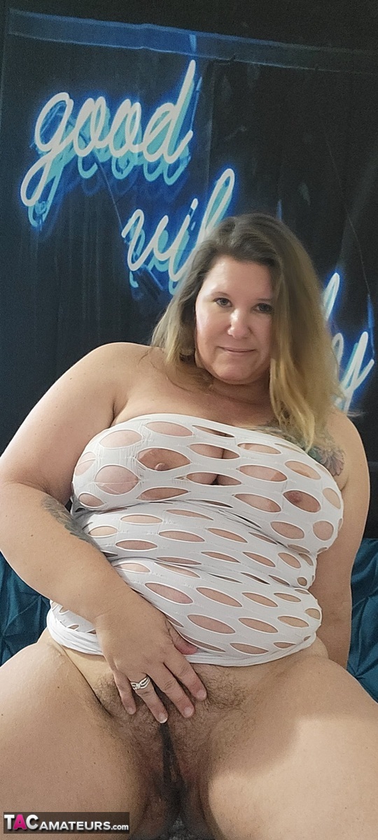 16P La grosse amatrice aux gros seins Kris Ann écarte sa chatte naturelle pendant une action en solo