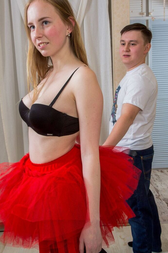 21P かわいいロシアのバレリーナ リサ 甘いイマラチオと彼女の短い BF のペニスに乗る