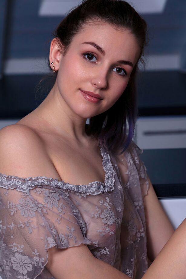 18P A jovem morena Isabele liberta seu grande corpo de roupas transparentes