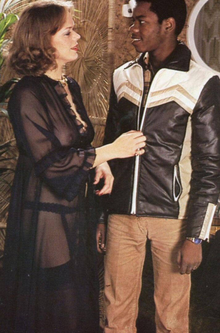 20P Heiße Hausfrau lässt sich in Vintage-Action von einem schwarzen Lieferboten in ihre haarige Muschi bumsen