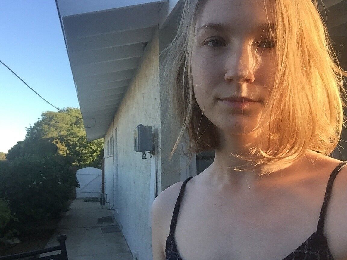 16P La deliciosa joven Claire posando para selfies con varios conjuntos atractivos
