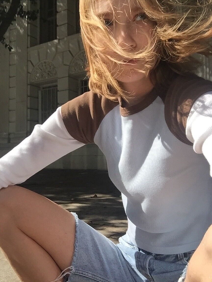 16P La deliciosa joven Claire posando para selfies con varios conjuntos atractivos