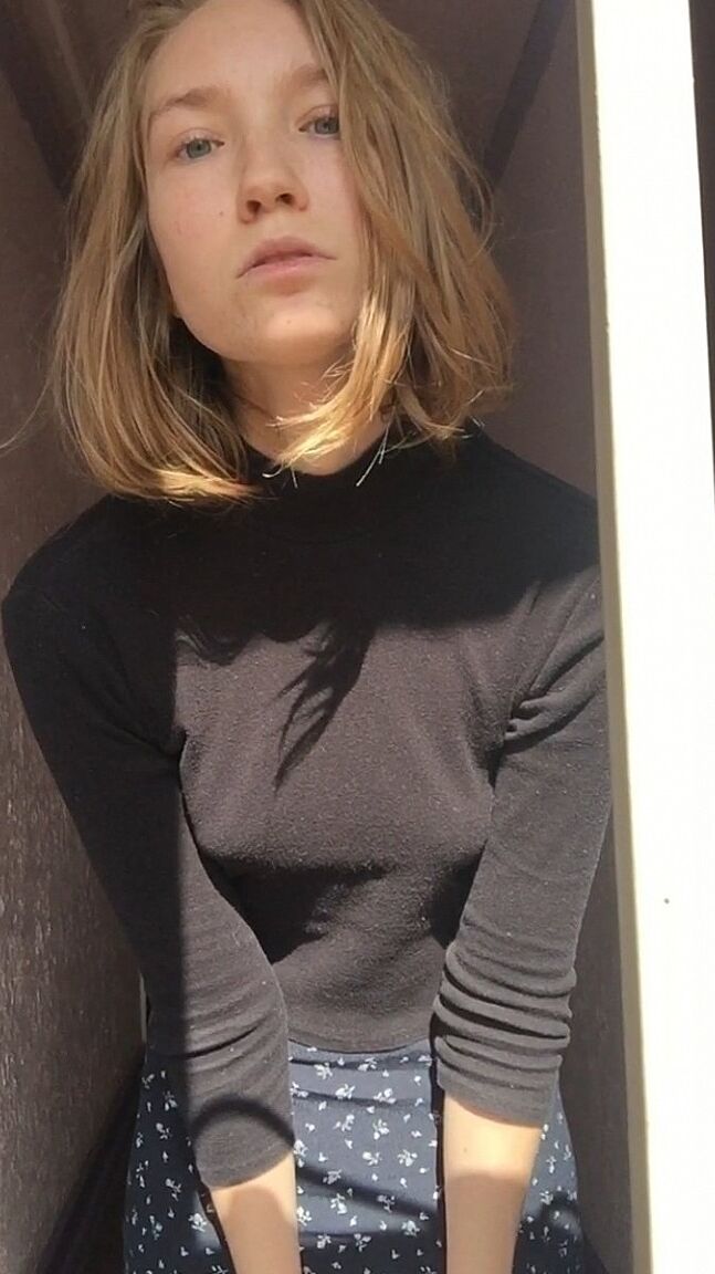 16P La deliciosa joven Claire posando para selfies con varios conjuntos atractivos
