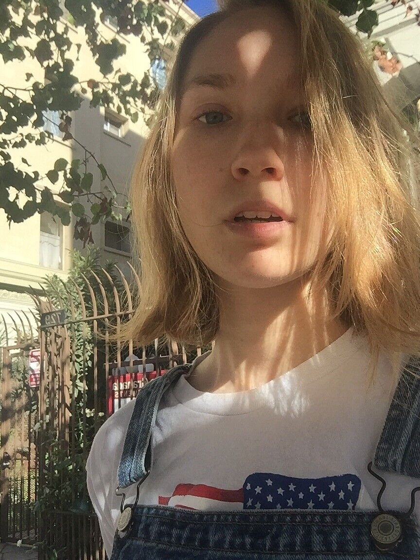 16P La deliciosa joven Claire posando para selfies con varios conjuntos atractivos