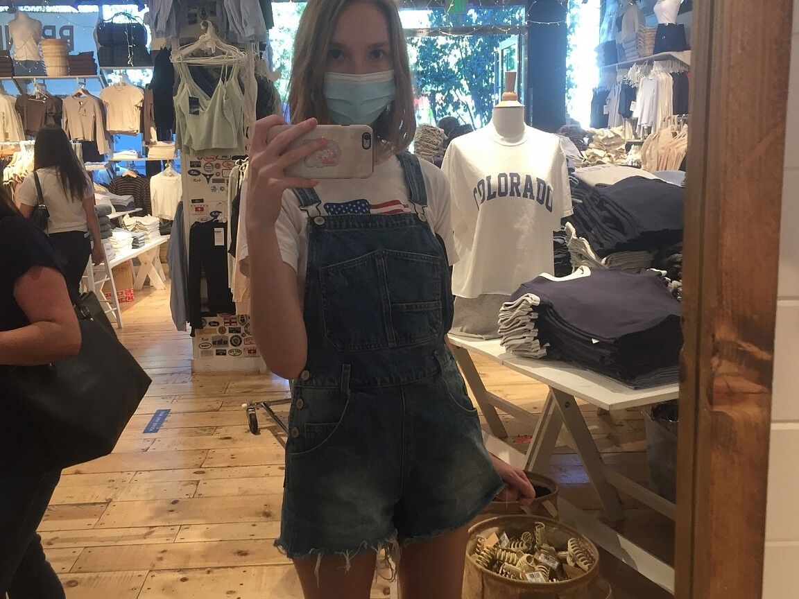 16P La deliciosa joven Claire posando para selfies con varios conjuntos atractivos