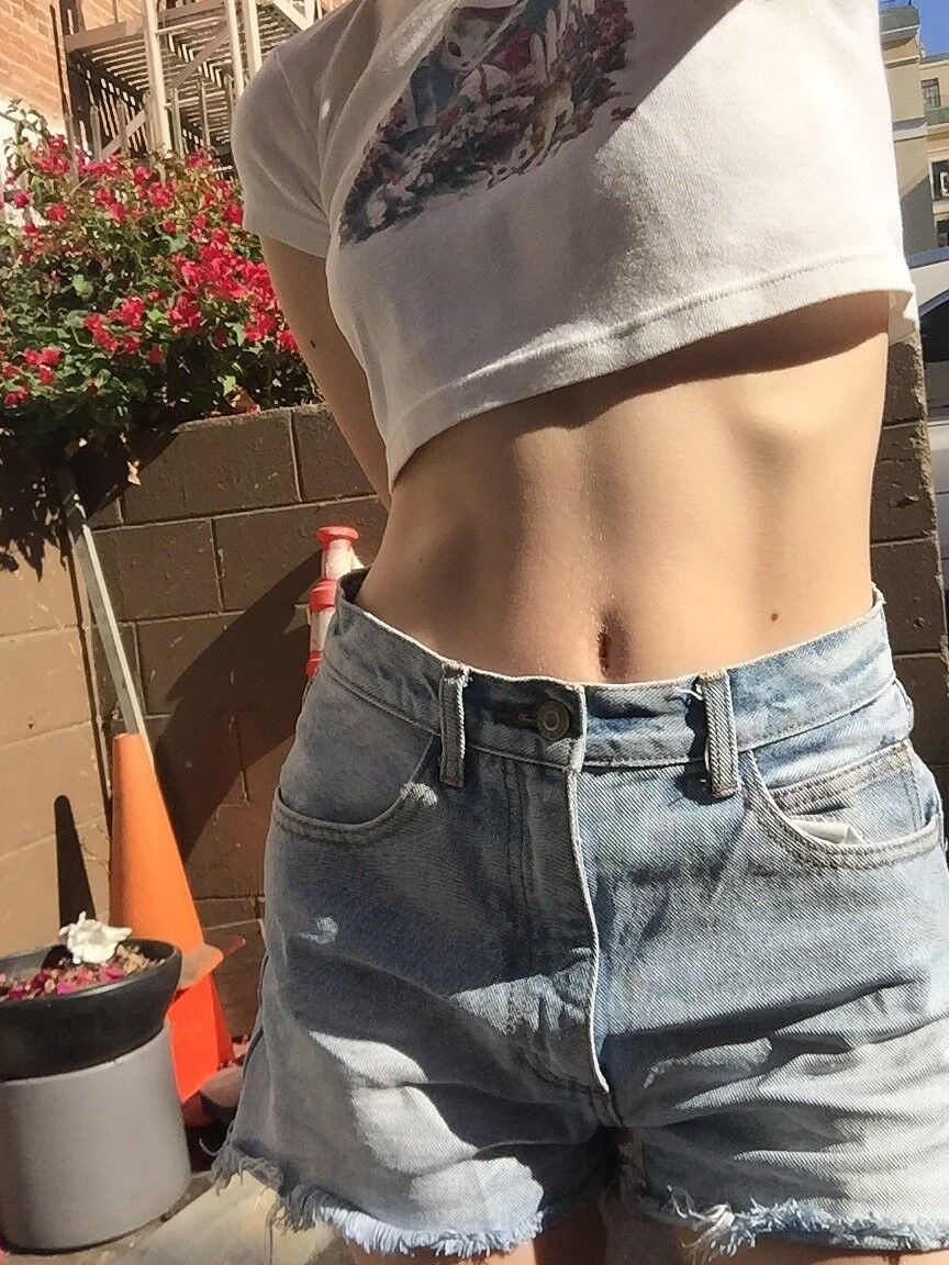 16P La deliciosa joven Claire posando para selfies con varios conjuntos atractivos