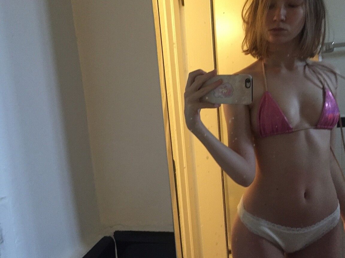16P La deliciosa joven Claire posando para selfies con varios conjuntos atractivos