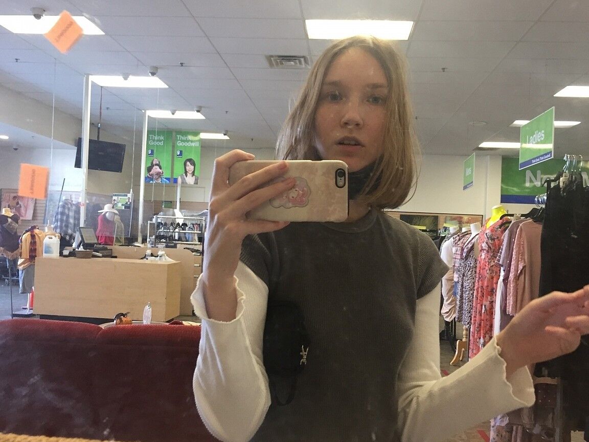 16P La deliciosa joven Claire posando para selfies con varios conjuntos atractivos