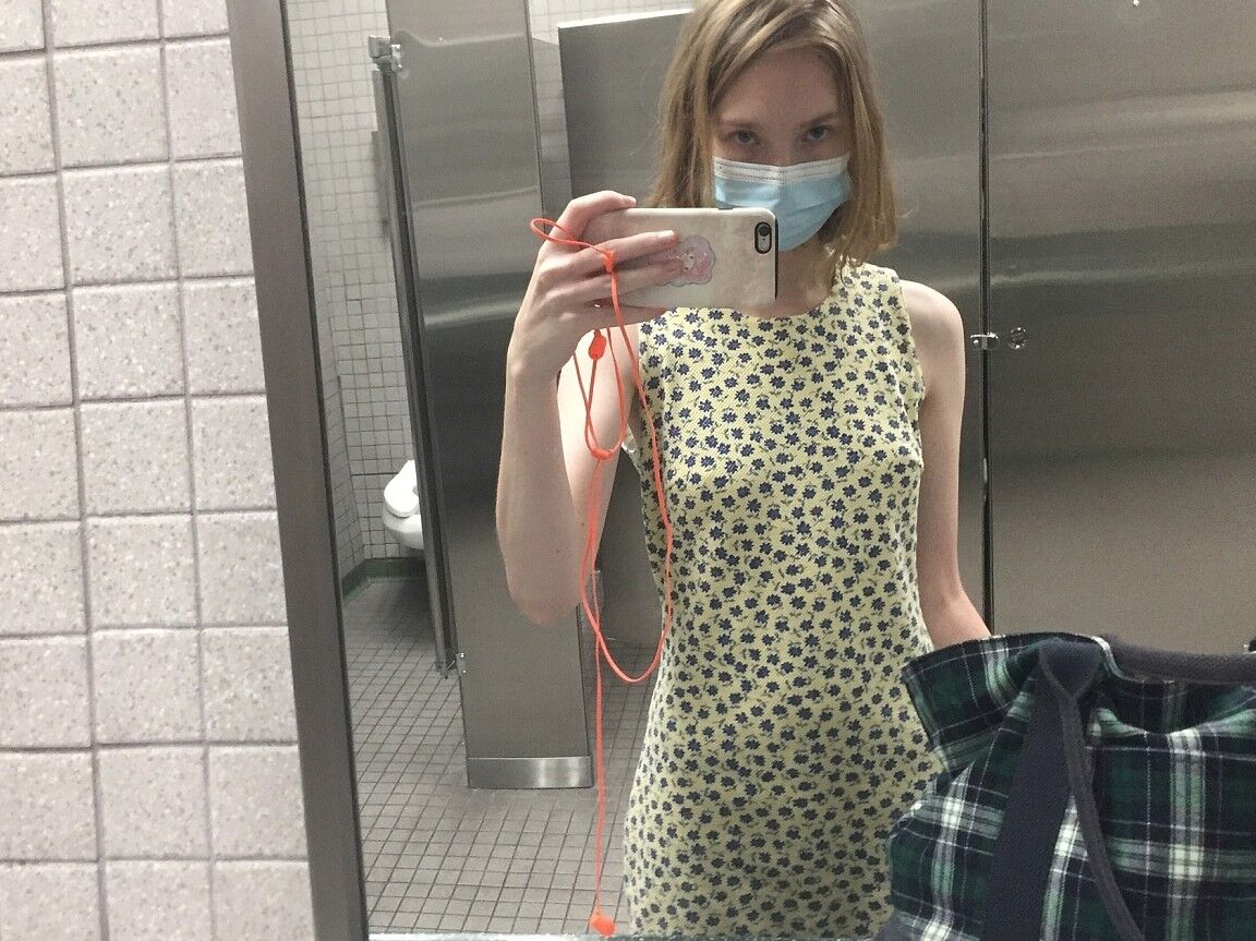 16P La deliciosa joven Claire posando para selfies con varios conjuntos atractivos