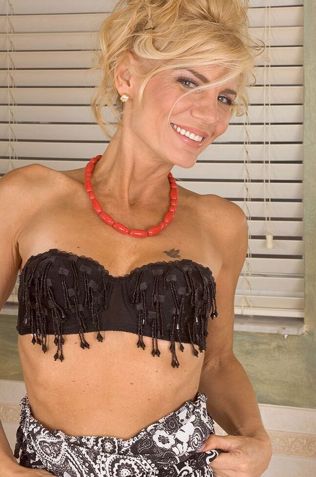 16P This MILF takes a long, hot bath and toys her perfectly shaved cunt with a