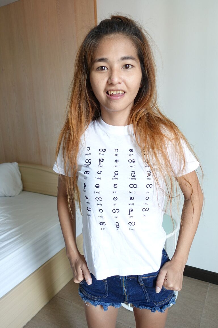 20P Petite Asian amador Chitchit faz com que sua vulva peluda seja perfurada e cremosa