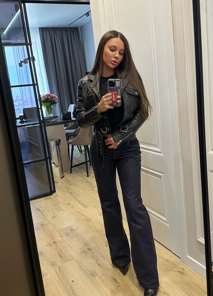 20P OnlyFans-Babe Monomur Fit posiert in knappen Outfits in einer heißen Selfie-Zusammenstellung