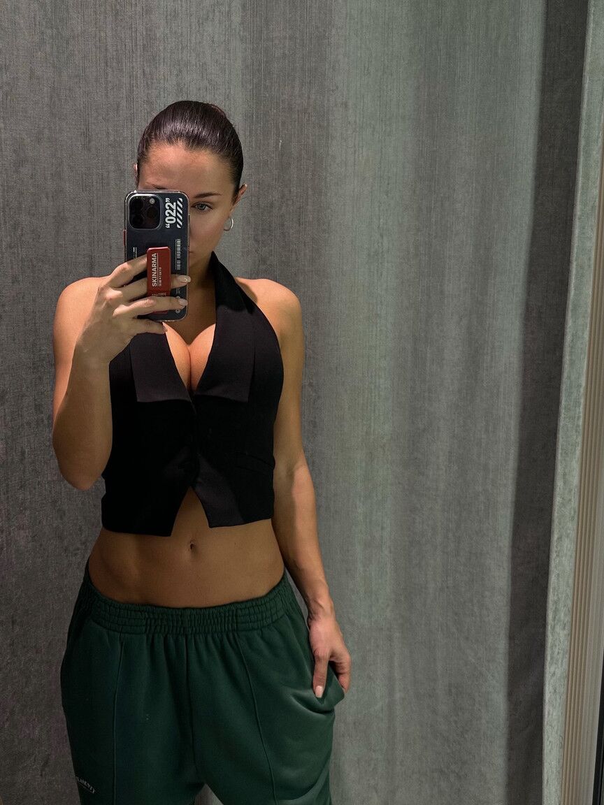20P OnlyFans-Babe Monomur Fit posiert in knappen Outfits in einer heißen Selfie-Zusammenstellung