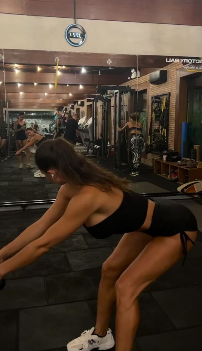 20P OnlyFans-Babe Monomur Fit posiert in knappen Outfits in einer heißen Selfie-Zusammenstellung