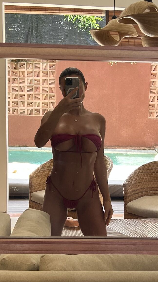 20P OnlyFans-Babe Monomur Fit posiert in knappen Outfits in einer heißen Selfie-Zusammenstellung