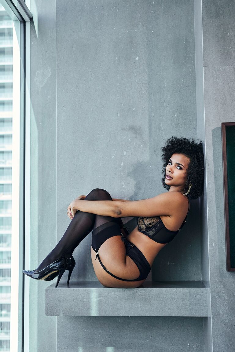 21P Stunning ebonies Alina Ali and Harley Dean share a fat white dick