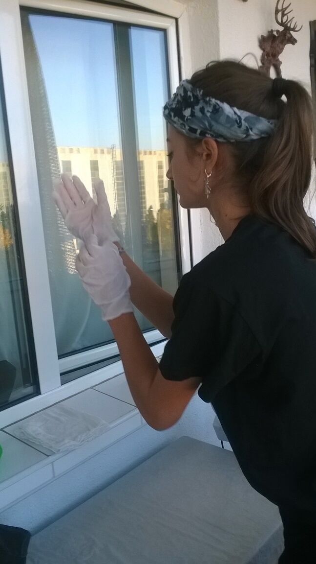 15P Sexy Hausfrau WouJ stellt ihren großen Hintern zur Schau, während sie draußen die Fenster putzt