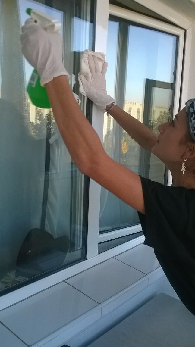 15P Sexy Hausfrau WouJ stellt ihren großen Hintern zur Schau, während sie draußen die Fenster putzt