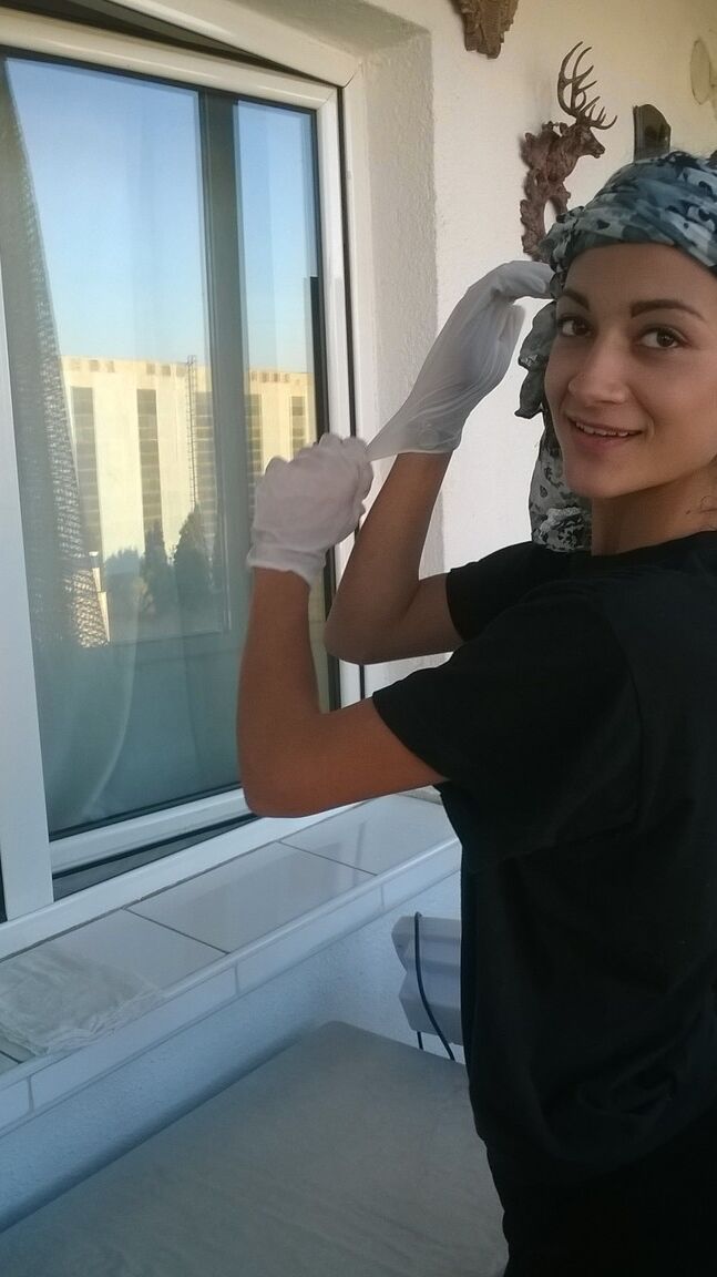 15P Sexy Hausfrau WouJ stellt ihren großen Hintern zur Schau, während sie draußen die Fenster putzt
