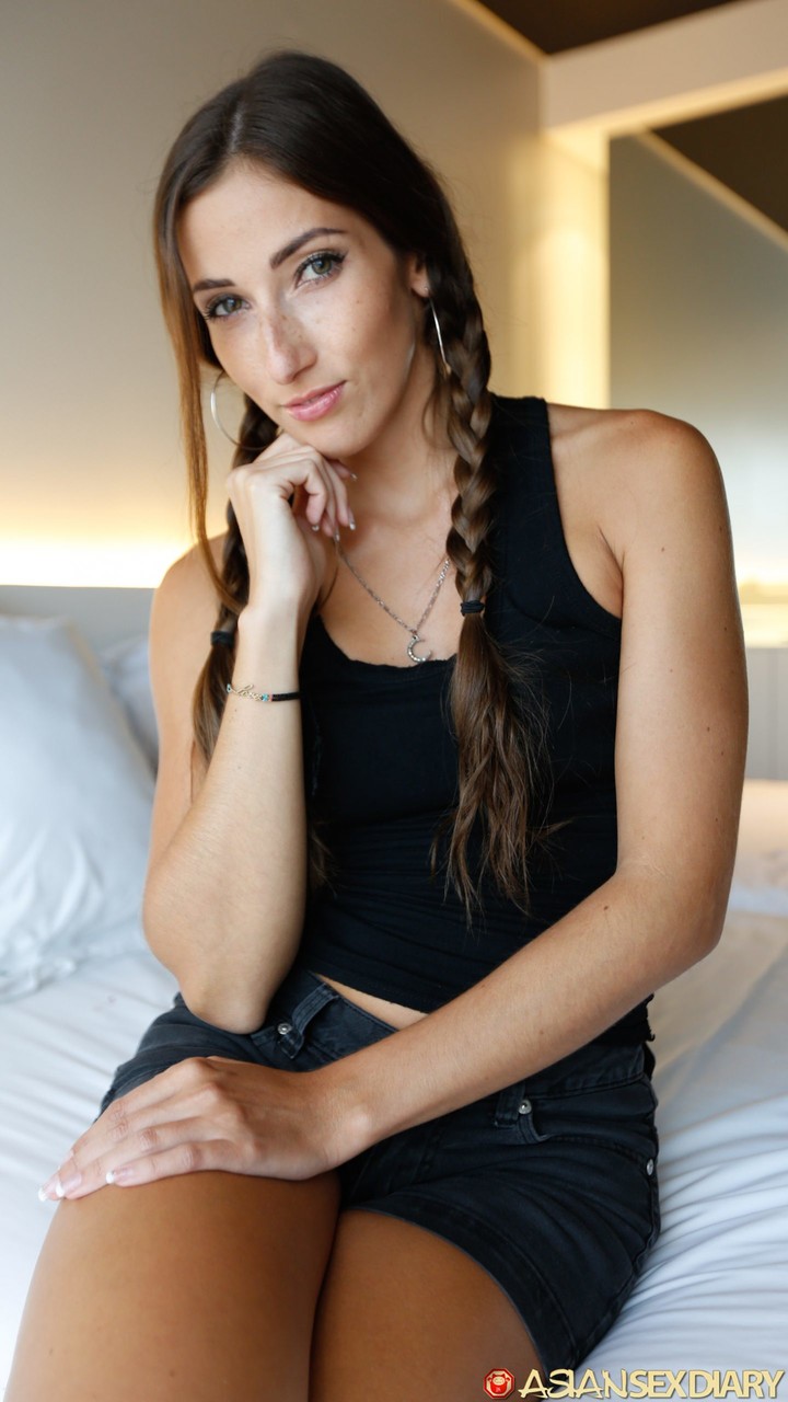 21P Sexy Amateurin Stephanie macht vor dem POV-Sex einen heißen Striptease auf ihrem Bett