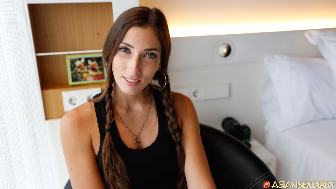 21P Sexy Amateurin Stephanie macht vor dem POV-Sex einen heißen Striptease auf ihrem Bett