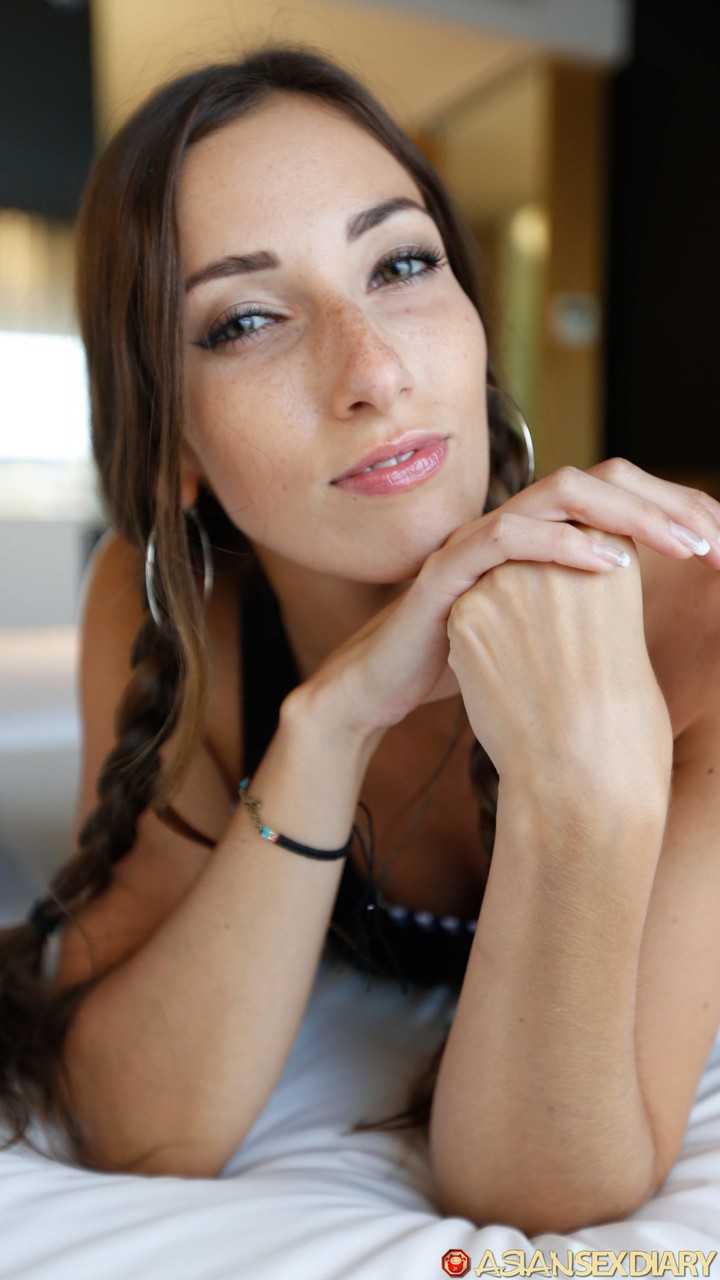 21P Sexy Amateurin Stephanie macht vor dem POV-Sex einen heißen Striptease auf ihrem Bett