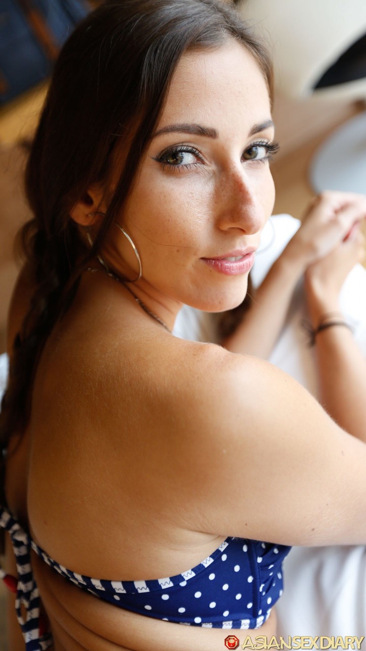 21P Sexy Amateurin Stephanie macht vor dem POV-Sex einen heißen Striptease auf ihrem Bett