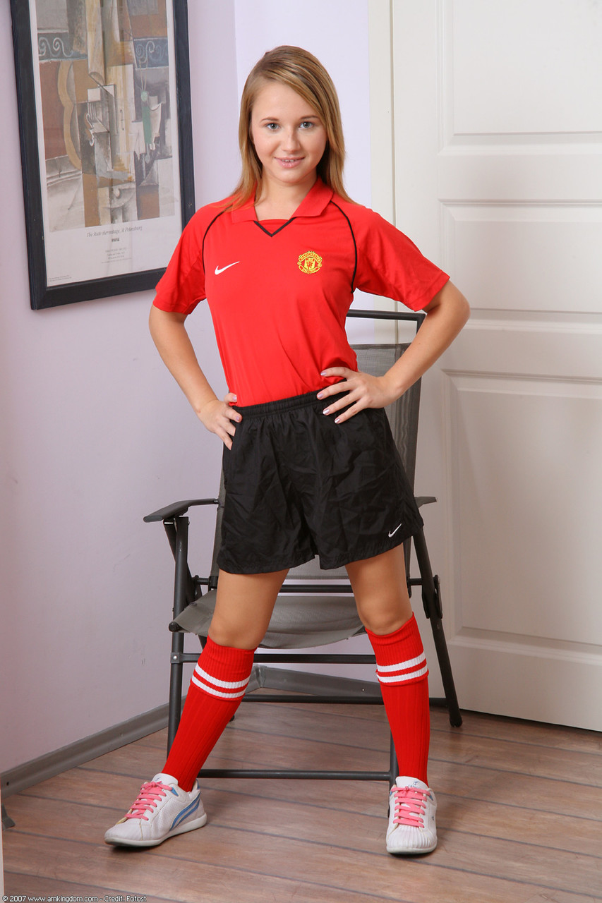 21P A pequena jogadora de futebol Olga tira o uniforme