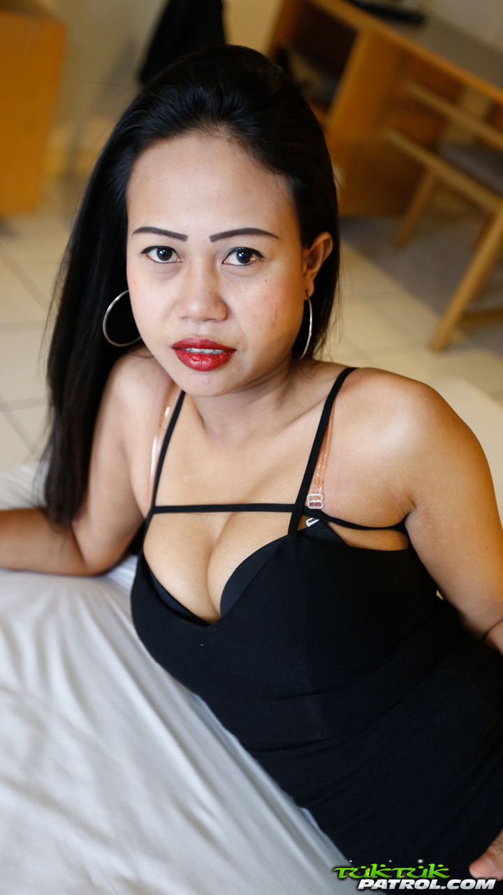 21P La asiática amateur Golf presenta su pequeño cuerpo antes de abrirse para tener sexo POV
