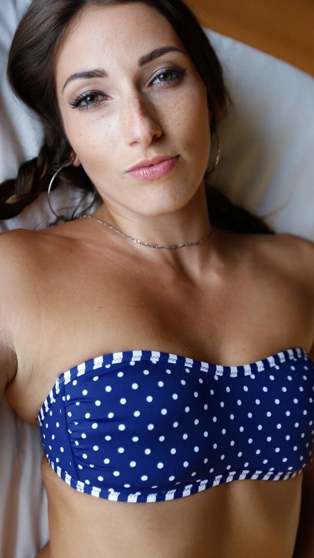 21P A sexy francesa Stephanie gosta de uma foda POV estilo cachorrinho de quatro