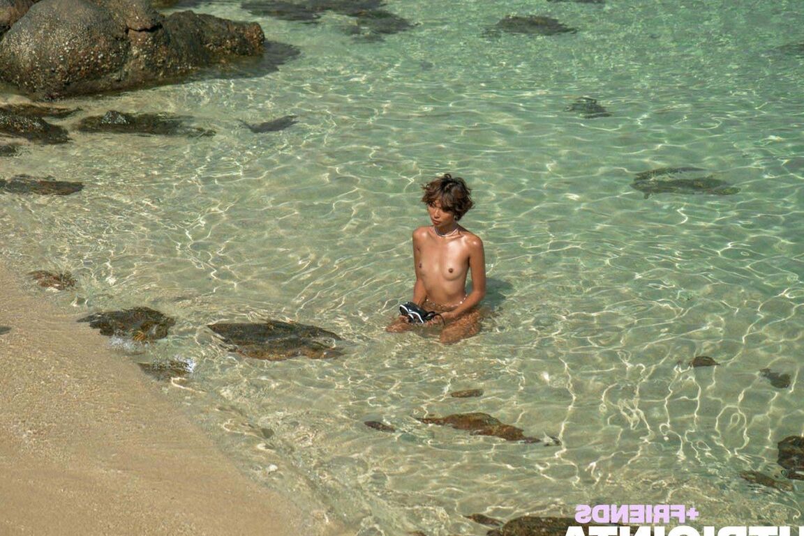 20P Petite babe mostra sua bunda gostosa e expõe seus peitinhos na praia