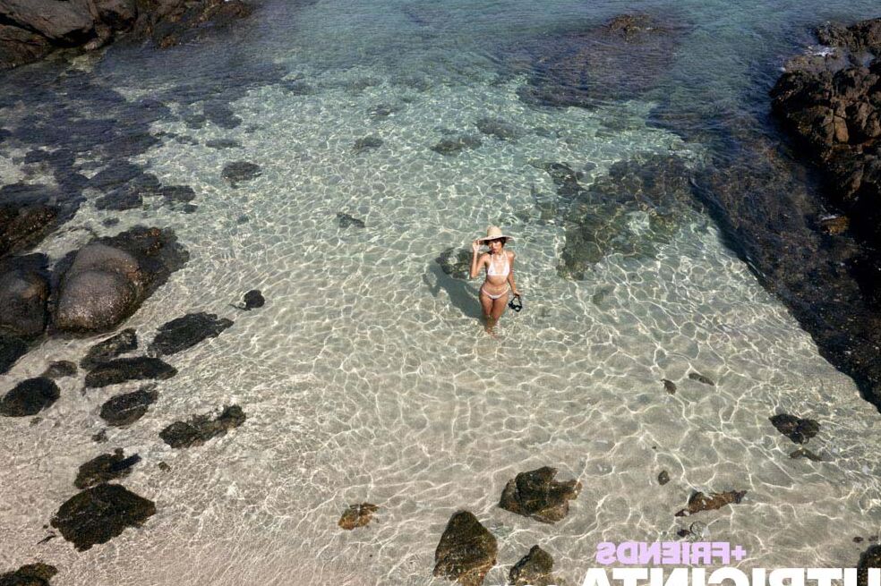 20P Petite babe mostra sua bunda gostosa e expõe seus peitinhos na praia