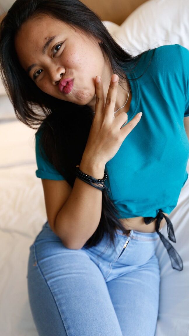 21P Linda Asiática adolescente Nini tira a roupa