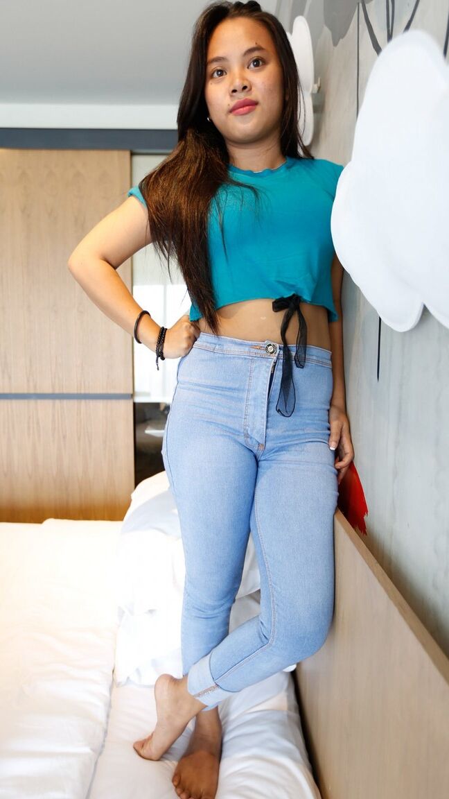 21P Linda Asiática adolescente Nini tira a roupa