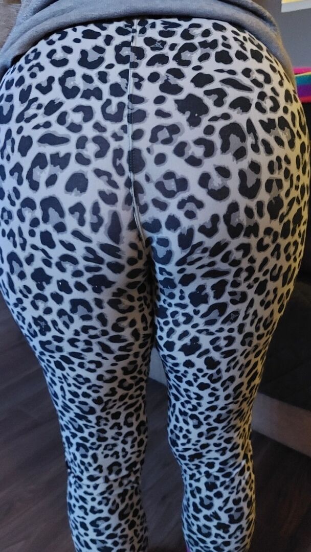 16P A amadora mais velha Tiffany Lynne estica sua boceta antes de mostrar seus peitos grandes