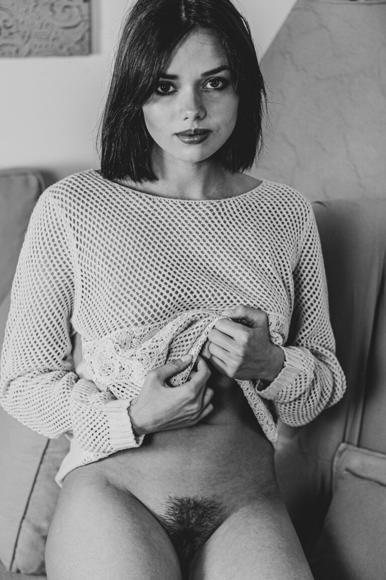 21P A doce adolescente de olhos azuis Keira Blue revela sua vulva peluda e bunda gostosa
