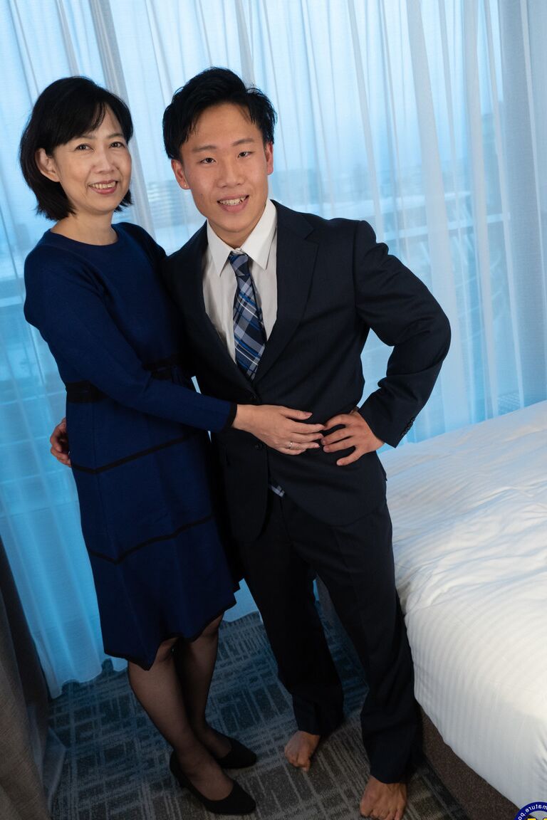 11P Mulher japonesa madura faz sexo com seu amigo enquanto usa meias OTK