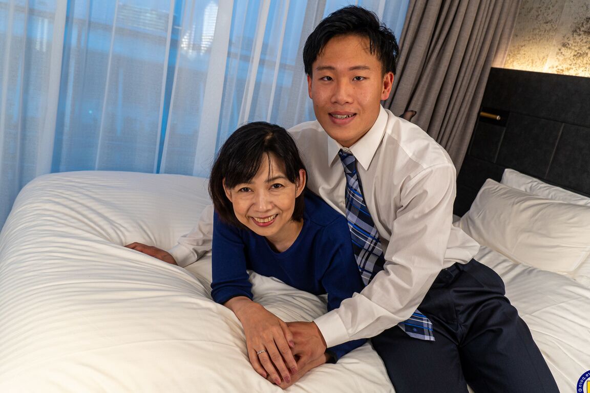 11P Mulher japonesa madura faz sexo com seu amigo enquanto usa meias OTK