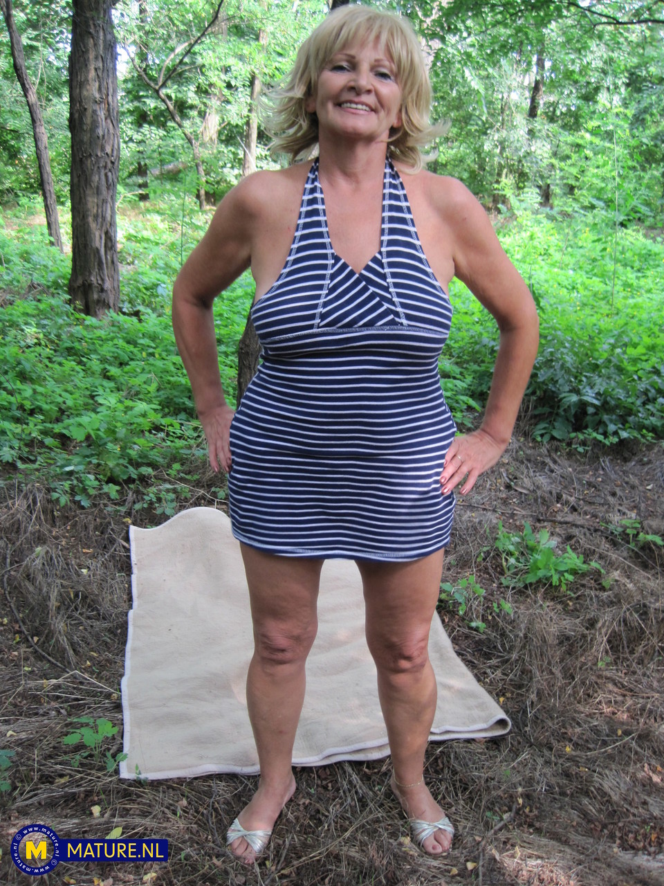 11P Die reife blonde Dame Sally G hat POV-Sex auf einer Decke im Wald