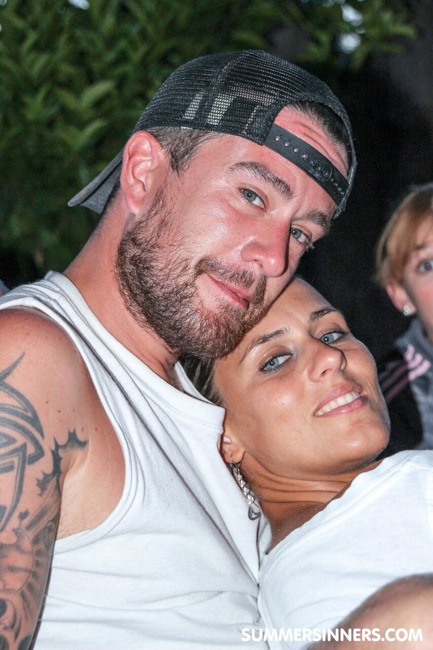 20P A adolescente morena sacanagem Nikki descaradamente fode e chupa pau em uma festa na piscina