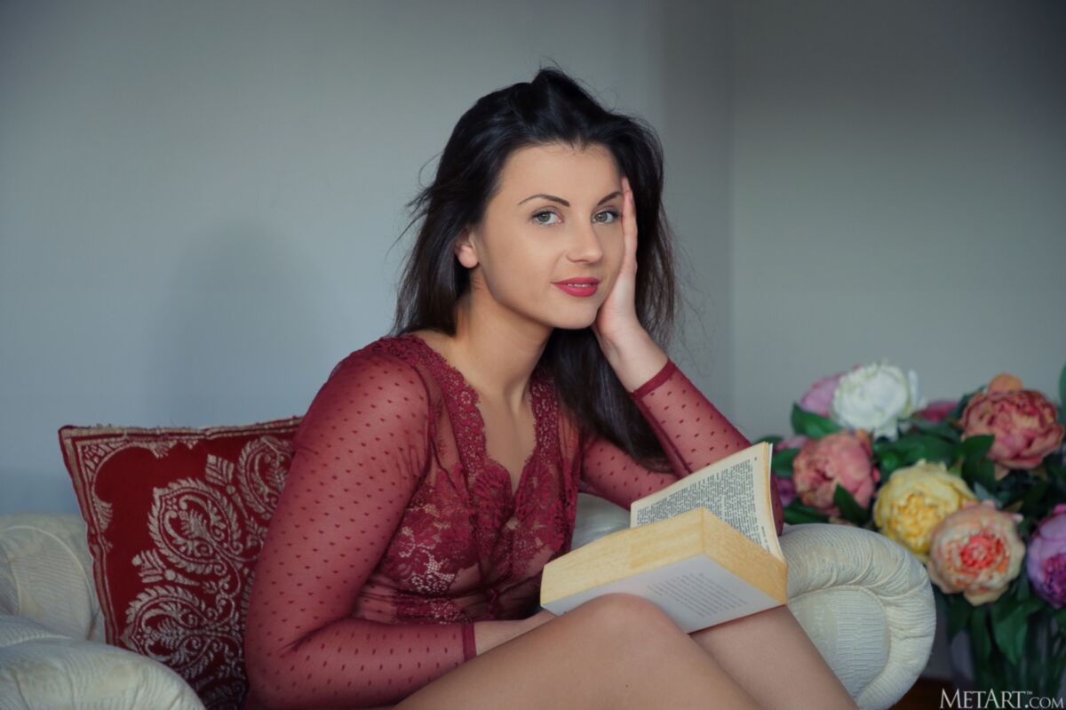 21P A bela de cabelos escuros Nora Roam abre suas longas pernas para mostrar sua vulva peluda