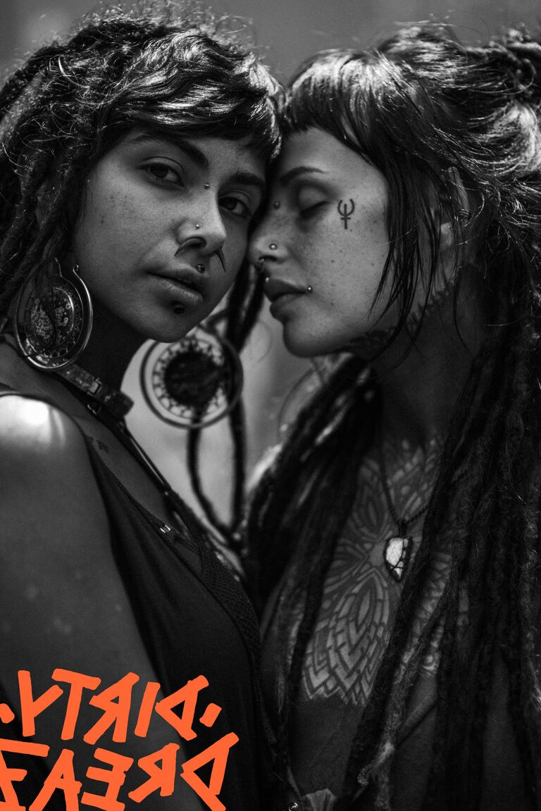 16P Garotas alternativas compartilham um beijo de língua lésbica ao ar livre