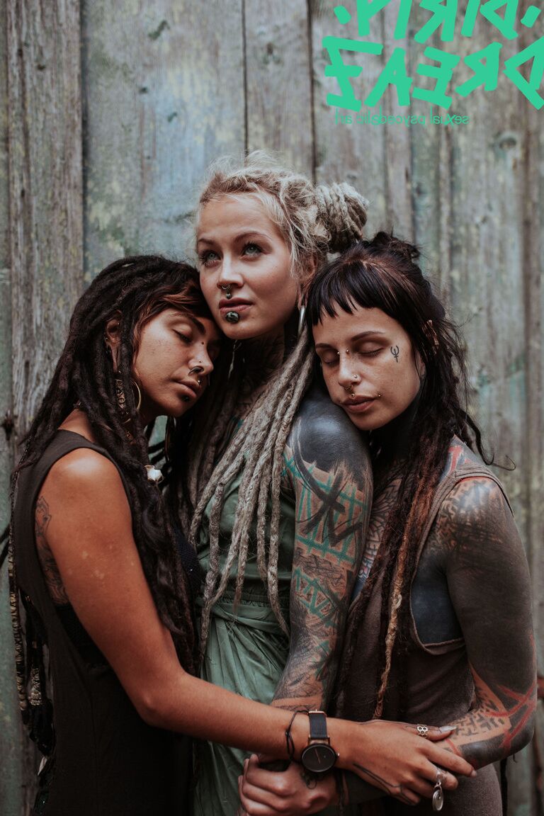 16P Garotas alternativas compartilham um beijo de língua lésbica ao ar livre